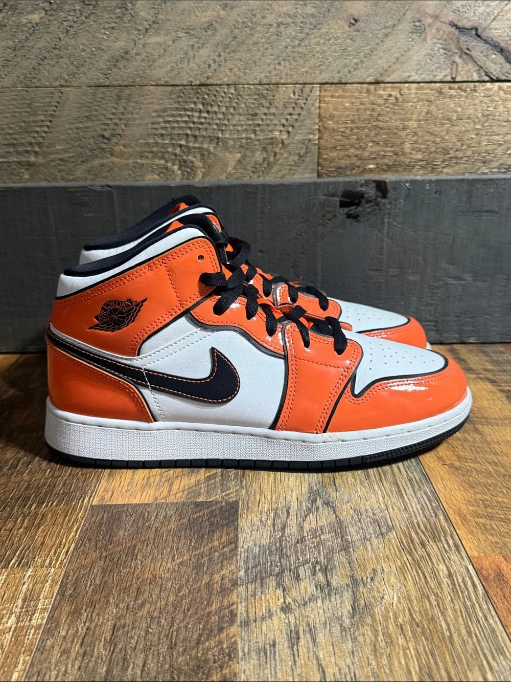 Air Jordan 1 Mid SE Turf Orange Patent BQ6931-802 7Y Women’s 8.5